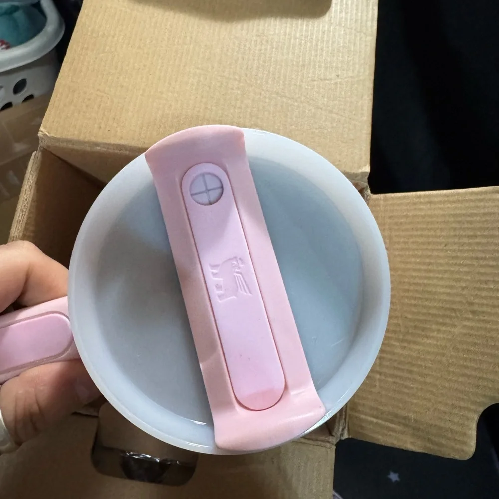 40 oz‎ Stanley Pink Hello Kitty Quencher Tumbler - Picture 6 of 7